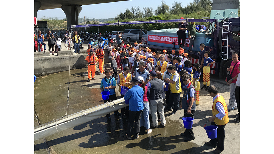 由台電中部施工處在通霄臨海主辦的魚苗放流活動自104年開始舉辦，期使海洋資源生生不息。